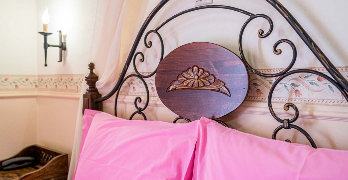 standard-double-double-room-pink-bed