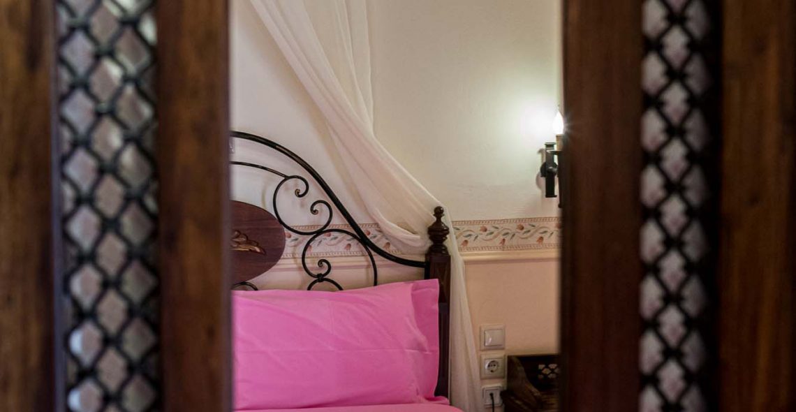 standard-double-double-room-pink-mirror