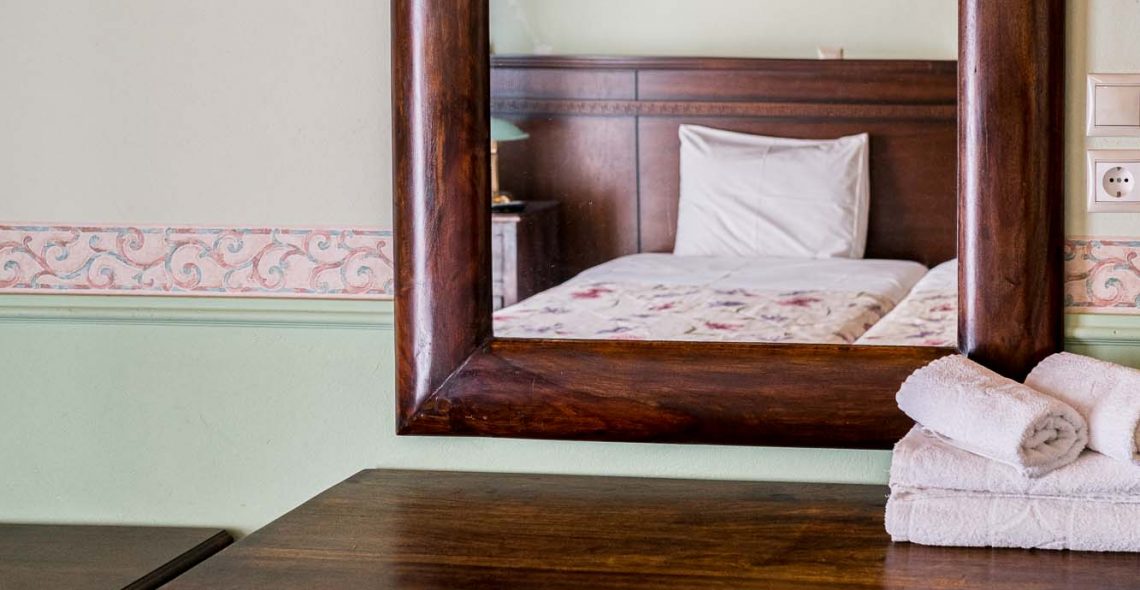standard-double-room-two-single-beds-room-blue-mirror