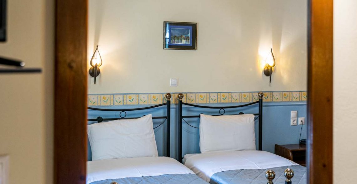 quadruple-four-signle-beds-mirror