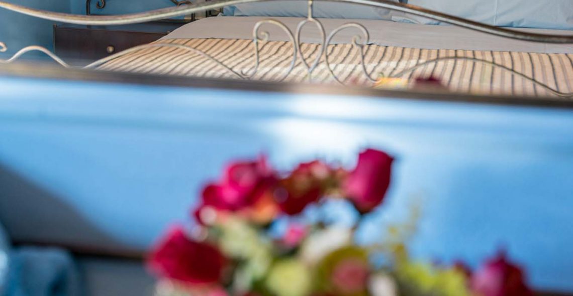 suite-double-bed-blue-flowers