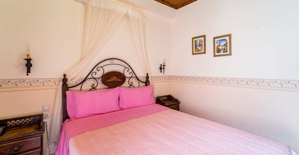 standard-double-double-room-pink-bed