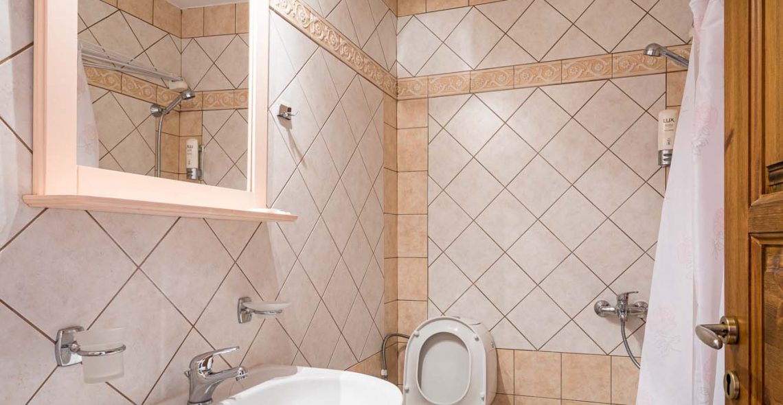 standard-double-double-room-pink-bathroom