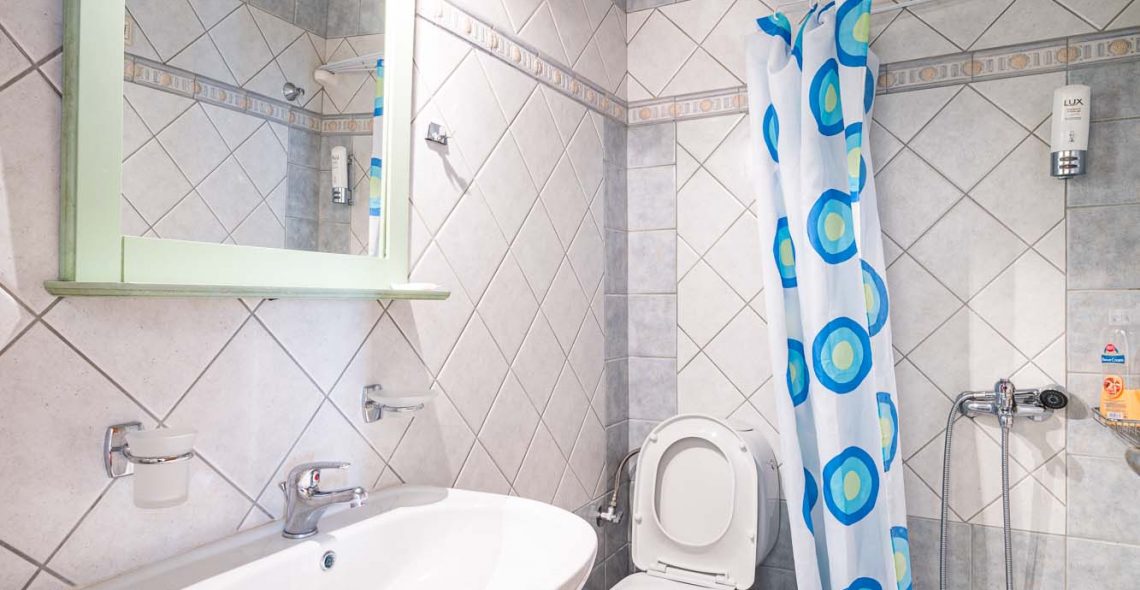 standard-double-room-two-single-beds-room-blue-bathroom