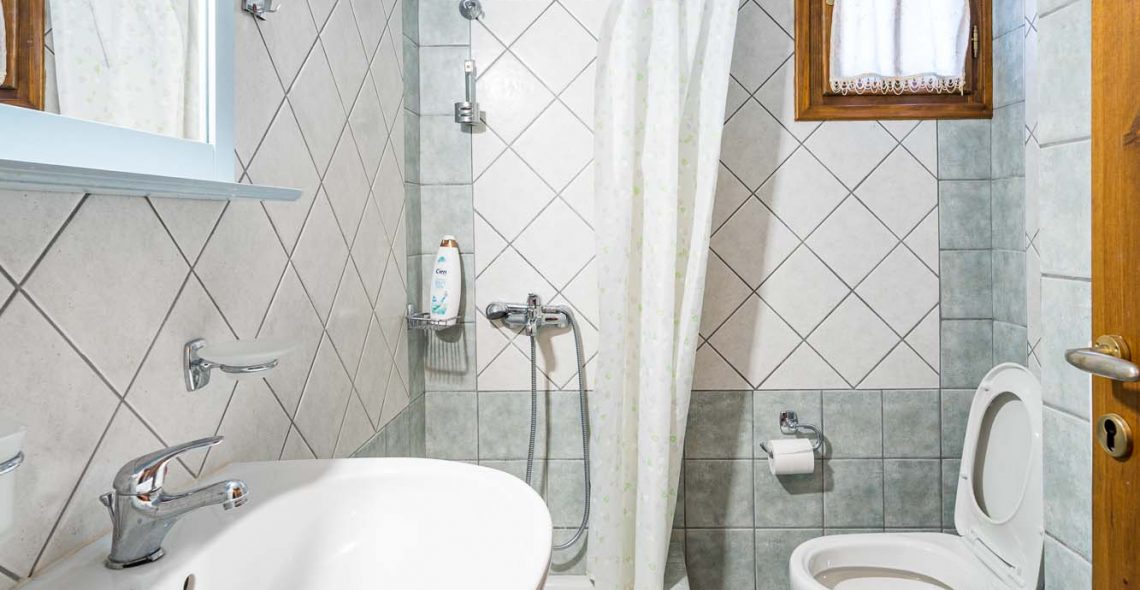 standard-double-single-beds-yellow-bathroom
