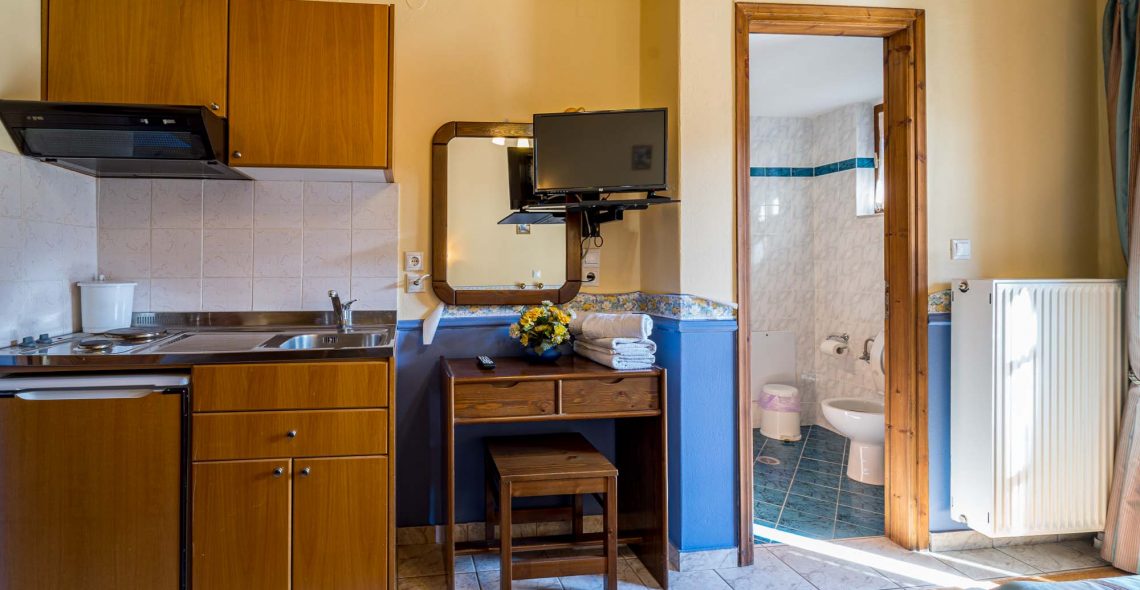 standard-double-room-two-single-beds-tv