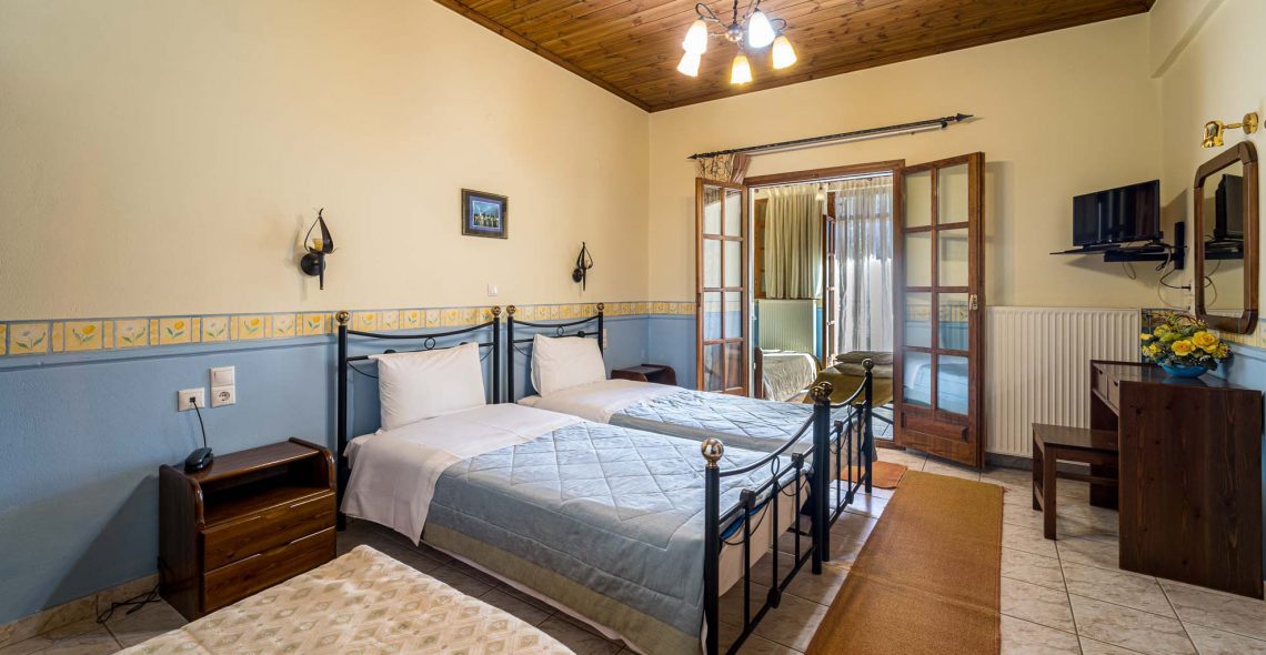 quadruple-four-signle-beds-room