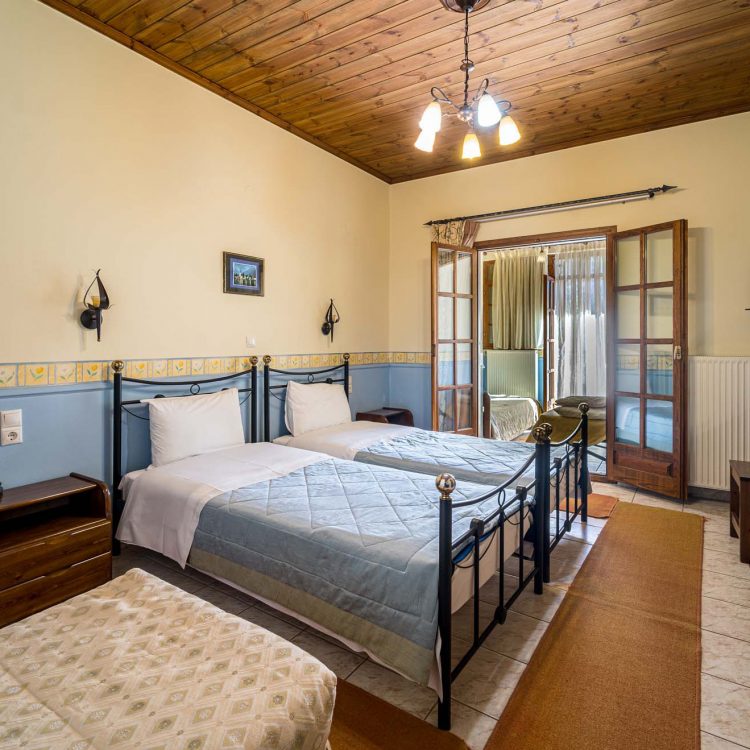 quadruple-four-signle-beds-room