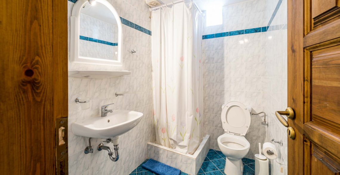 quadruple-four-signle-beds-second-bathroom
