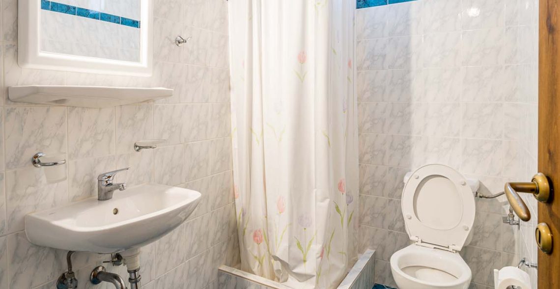 quadruple-four-signle-beds-second-bathroom