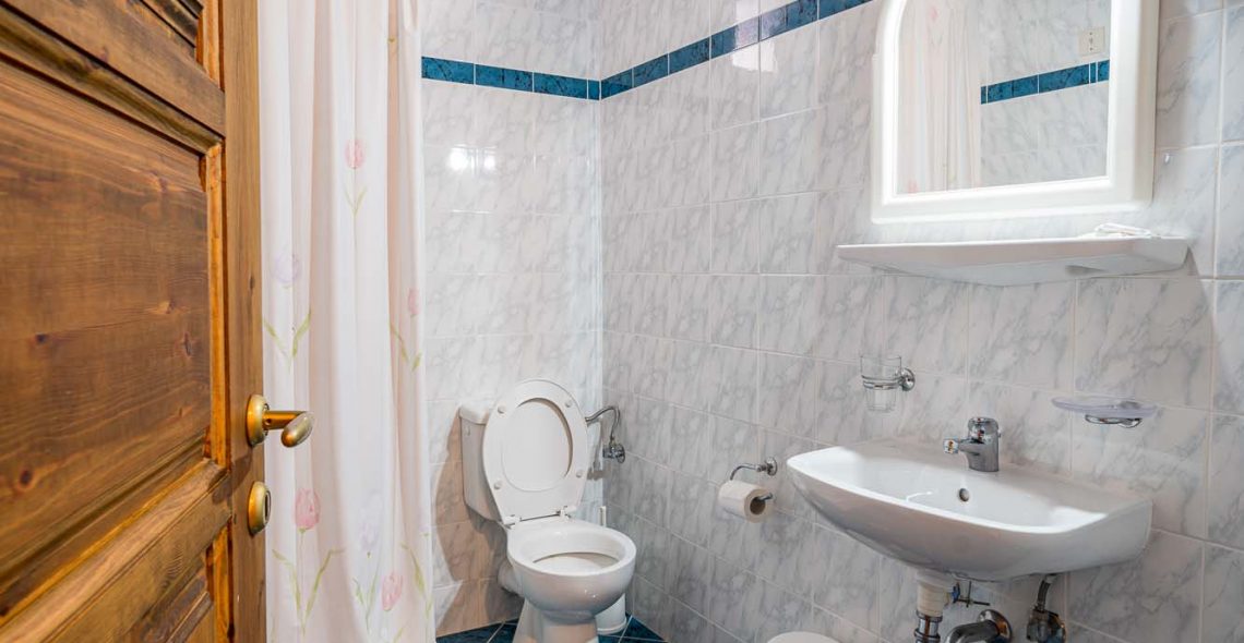standard-double-two-beds-bathroom