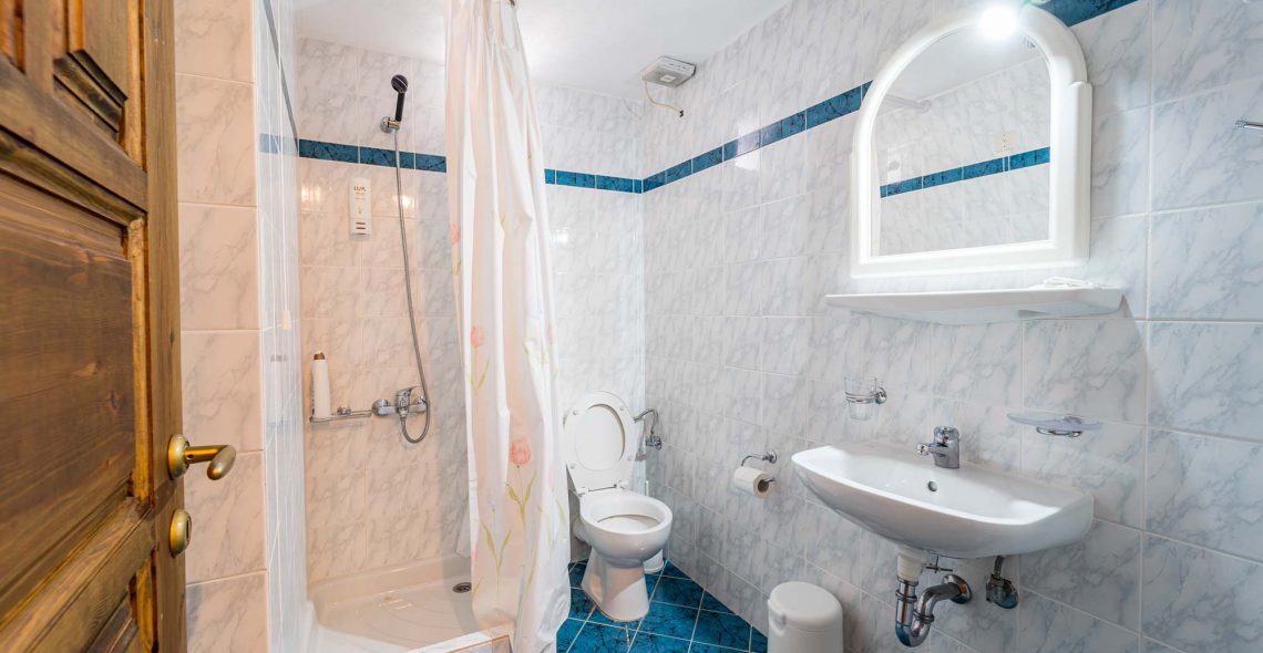 standard-double-two-beds-bathroom