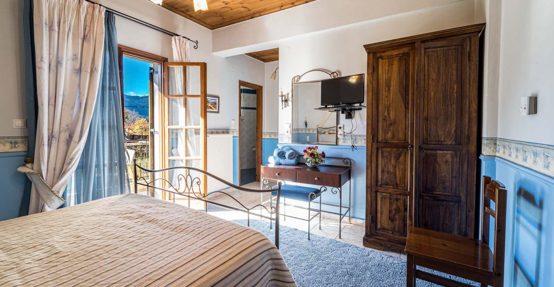 suite-double-bed-blue