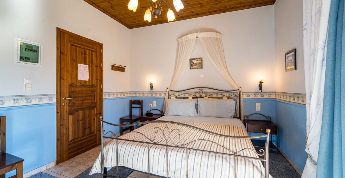suite-double-bed-blue-bed