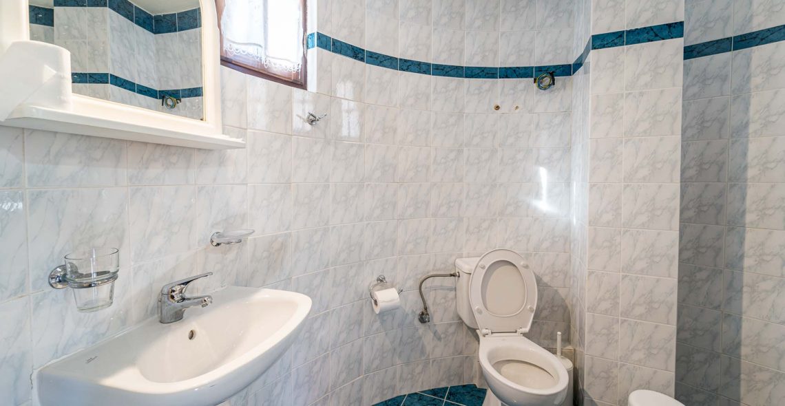 suite-double-bed-blue-bathroom