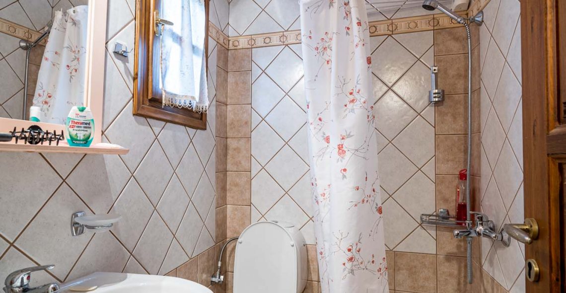 standard-double-double-bedroom-yellow-bathroom